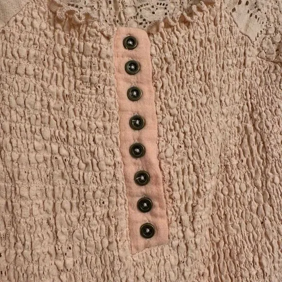 Gimmicks by BKE Light Peach Eyelet Smocked Stretch Henley Large‎ - Picture 3 of 11
